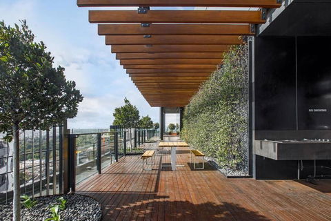 Premium Albert Park Grand Prix Apartment By Ready Set Host - New Castle Holiday 3