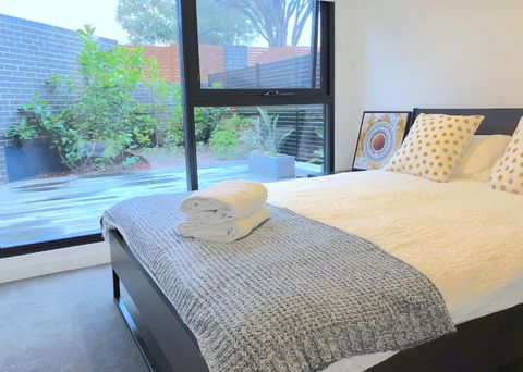 Pride Bentleigh Apartment With Private Garden - New Castle Holiday 1