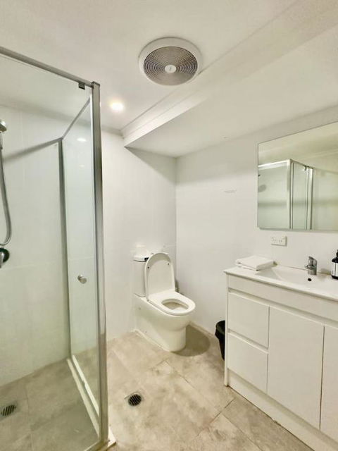 Prime 1BR Near Transport And Retail - New Castle Holiday 3