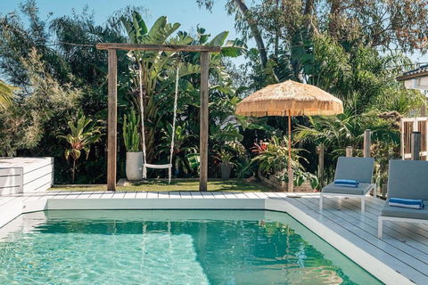 Prime Location With Pool - Walk To Coolum Beach - New Castle Holiday 0