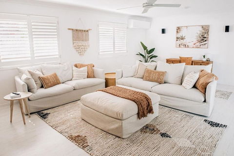 Prime Location With Pool - Walk To Coolum Beach - New Castle Holiday 1