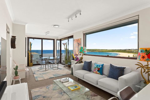 Pristine 2-Bed With Expansive Beach Views - New Castle Holiday 0