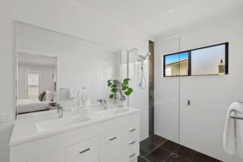 Private Mudjimba Beach Abode - New Castle Holiday 0