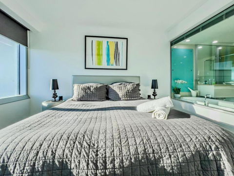 Q1 Skyview Retreat - Level 31 Spectacular Views - New Castle Holiday 1