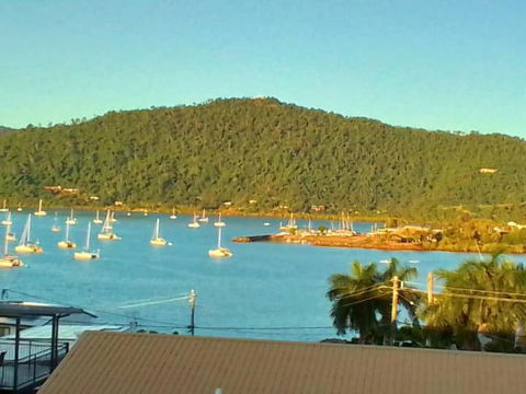 QCWA Cheerful Cottage - Airlie Beach - New Castle Holiday 0