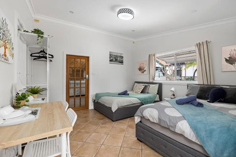Quadruple Ensuite Room - Nearby Stations & Shops - New Castle Holiday 0