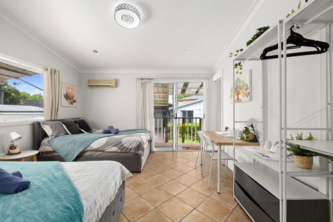 Quadruple Ensuite Room - Nearby Stations & Shops - New Castle Holiday 1