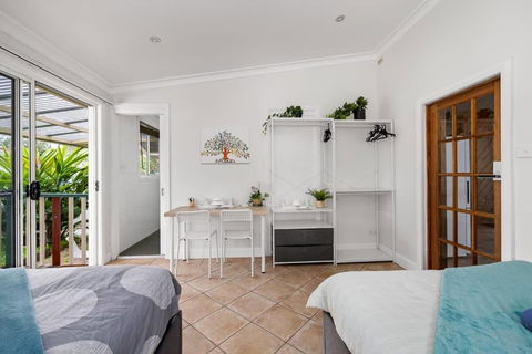 Quadruple Ensuite Room - Nearby Stations & Shops - New Castle Holiday 2