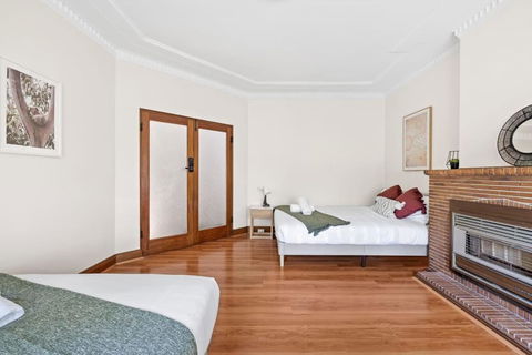 Quadruple Room - Near Transport & Shops - Shared Bathroom - New Castle Holiday 0