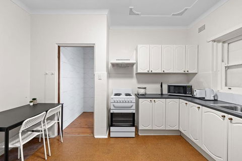 Quadruple Room - Near Transport & Shops - Shared Bathroom - New Castle Holiday 3