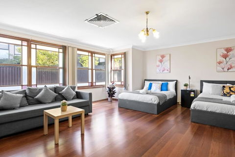 Quadruple Room W Ensuite In Gordon Near Train & Bus - New Castle Holiday 0