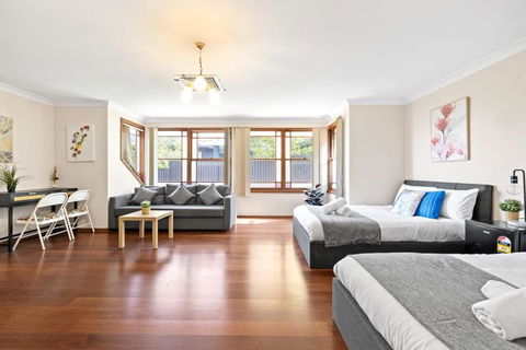 Quadruple Room W Ensuite In Gordon Near Train & Bus - New Castle Holiday 3