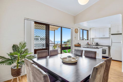 Quaint 2-Bed Beach Abode With Ocean Views - New Castle Holiday 0