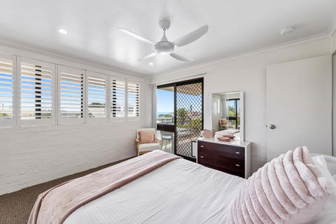 Quaint 2-Bed Beach Abode With Ocean Views - New Castle Holiday 3