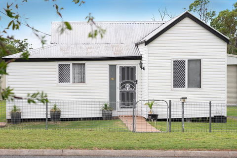 Quaint 2 Bedroom Fully Furnished Cottage - New Castle Holiday 0