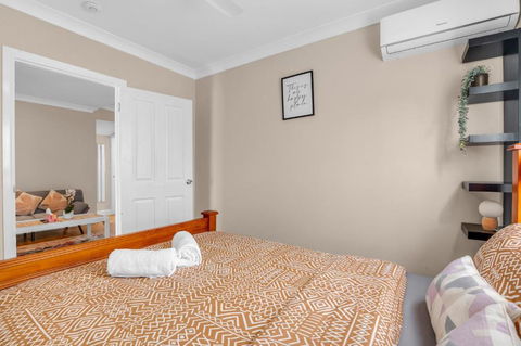 Quaint 2 Bedroom Fully Furnished Cottage - New Castle Holiday 2