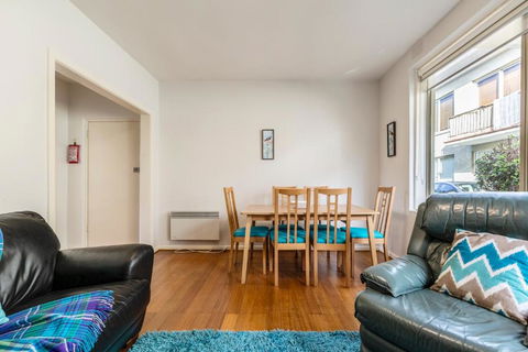 Quaint & Homey Ripponlea Flat - New Castle Holiday 2