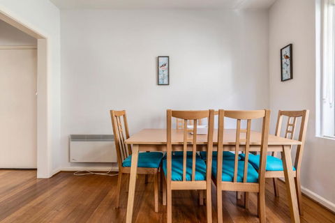 Quaint & Homey Ripponlea Flat - New Castle Holiday 3