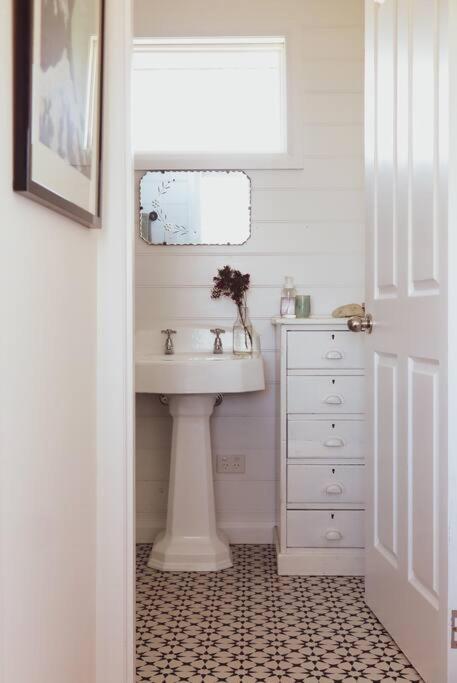 Quaint And Intimate 1-bed Seaside Cottage - New Castle Holiday 2