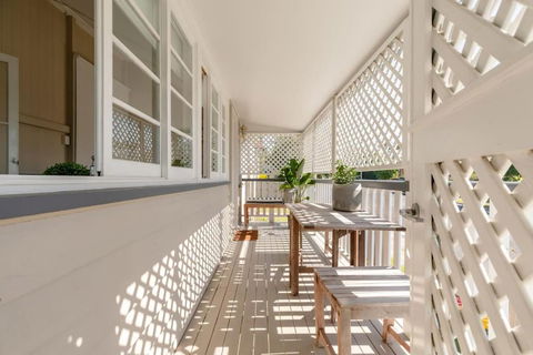 Quaint & Cosy 1 Bedroom Apartment In Queenslander. - New Castle Holiday 0