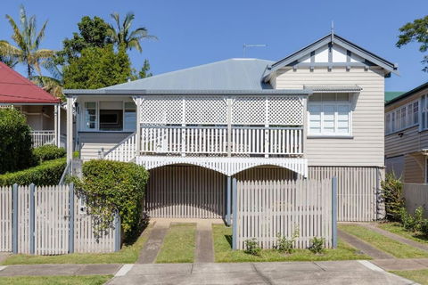 Quaint & Cosy 1 Bedroom Apartment In Queenslander. - New Castle Holiday 1