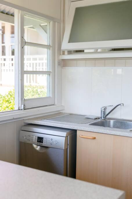 Quaint & Cosy 1 Bedroom Apartment In Queenslander. - New Castle Holiday 2