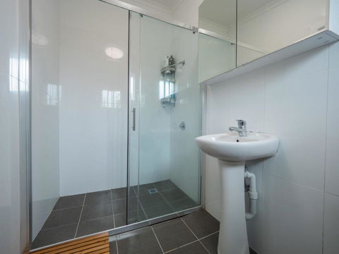 Quaint Double Or Queen Room - Mins To Stations&UNSW - Shared Bathroom - New Castle Holiday 3
