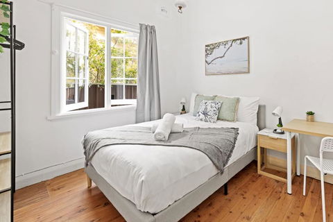 Quaint Double Room - Seconds To Shops & Eateries - Shared Bathroom - New Castle Holiday 0