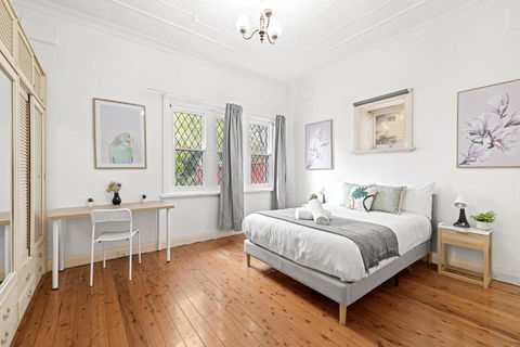Quaint Double Room - Seconds To Shops & Eateries - Shared Bathroom - New Castle Holiday 1