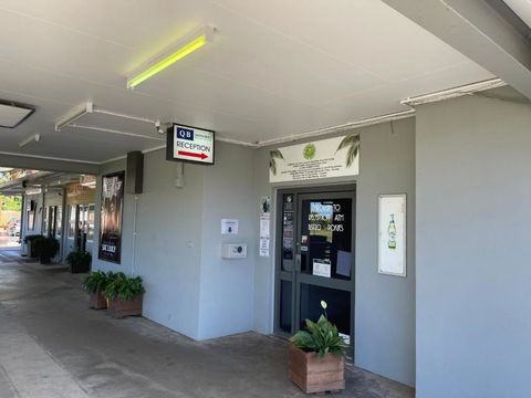 Queens Beach Hotel - New Castle Holiday 1