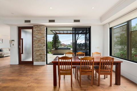 Ra Wonga - Queenscliff Beach House - New Castle Holiday 1