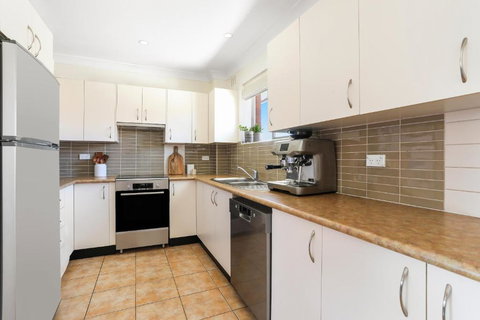 Randwick L 3 Bedroom Apartment + Parking - New Castle Holiday 3