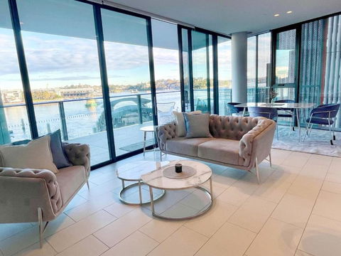 RARE Luxury Waterfront Living - New Castle Holiday 0