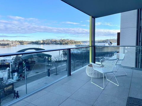 RARE Luxury Waterfront Living - New Castle Holiday 1