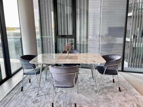 RARE Luxury Waterfront Living - New Castle Holiday 3