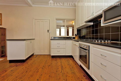 Red Brick Beauty - Central Cottage - New Castle Holiday 1