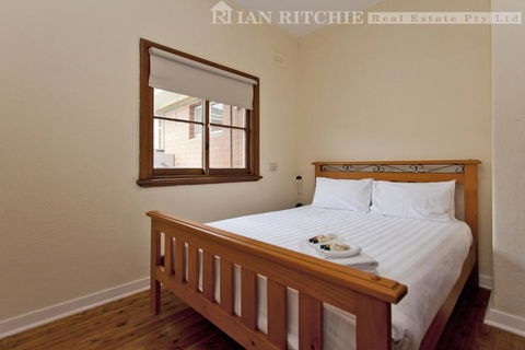 Red Brick Beauty - Central Cottage - New Castle Holiday 2