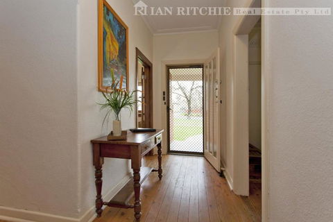Red Brick Beauty - Central Cottage - New Castle Holiday 3