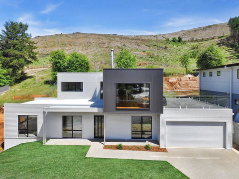 Balcony To Bogong - Modern House Ten Minute Stroll To Town - New Castle Holiday 0