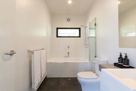 Balcony To Bogong - Modern House Ten Minute Stroll To Town - New Castle Holiday 1