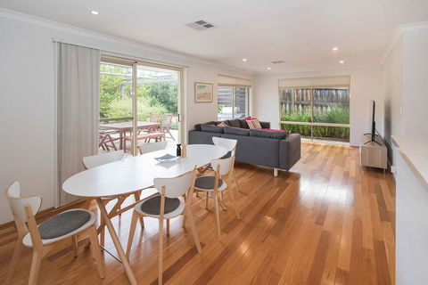 Barefoot Bungalow - New Castle Holiday 3