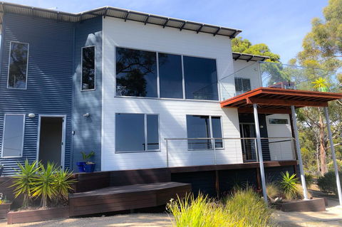 BAY OF FIRES BEACH SHACK Ocean Views From A Modern Beachhouse - New Castle Holiday 0