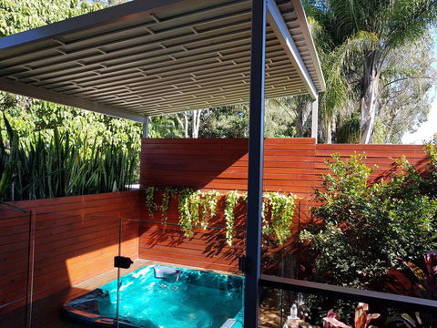 Beach Cottage On Cassia Avenue, Central Coolum Beach - New Castle Holiday 1
