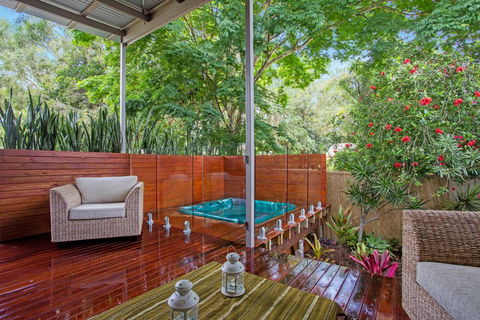 Beach Cottage On Cassia Avenue, Central Coolum Beach - New Castle Holiday 0