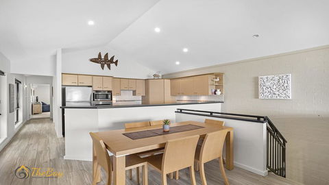 Beach House 72A Marine Drive - Fingal Bay - New Castle Holiday 3