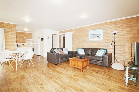 Beachcomber - Pet Friendly - New Castle Holiday 2