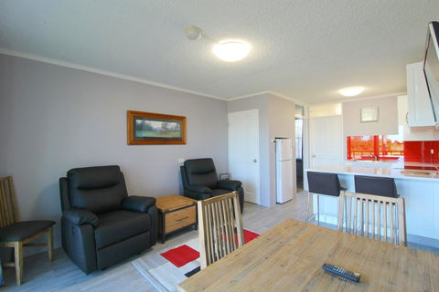 Beachfront 4, 25 Willow Street - New Castle Holiday 1