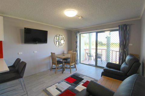 Beachfront 4, 25 Willow Street - New Castle Holiday 3