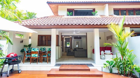 Beachfront Hideaway - Port Douglas - New Castle Holiday 1