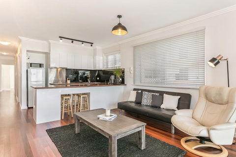 Beachfront On Golden Mile - New Castle Holiday 3